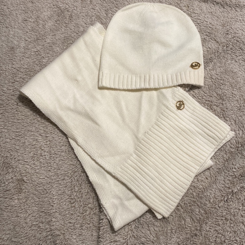 MICHEAL KORS HAT AND SCARF NWOT